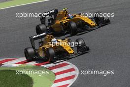 Kevin Magnussen (DEN) Renault Sport F1 Team RS16 and team mate Jolyon Palmer (GBR) Renault Sport F1 Team RS16 battle for position. 15.05.2016. Formula 1 World Championship, Rd 5, Spanish Grand Prix, Barcelona, Spain, Race Day.