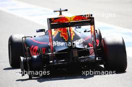 Daniel Ricciardo (AUS) Red Bull Racing RB12 suffers a tyre blow out. 15.05.2016. Formula 1 World Championship, Rd 5, Spanish Grand Prix, Barcelona, Spain, Race Day.