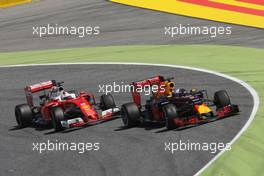 Daniel Ricciardo (AUS) Red Bull Racing RB12 and Sebastian Vettel (GER) Ferrari SF16-H battle for position. 15.05.2016. Formula 1 World Championship, Rd 5, Spanish Grand Prix, Barcelona, Spain, Race Day.