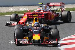 Max Verstappen (NLD) Red Bull Racing RB12 leads Kimi Raikkonen (FIN) Ferrari SF16-H. 15.05.2016. Formula 1 World Championship, Rd 5, Spanish Grand Prix, Barcelona, Spain, Race Day.