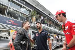 (L to R): Jorge Lorenzo (ESP) Moto GP Rider with Daniel Ricciardo (AUS) Red Bull Racing and Jean-Eric Vergne (FRA) Ferrari Test and Development Driver. 14.05.2016. Formula 1 World Championship, Rd 5, Spanish Grand Prix, Barcelona, Spain, Qualifying Day.