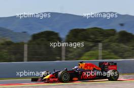 Daniel Ricciardo (AUS) Red Bull Racing RB12 sends sparks flying. 14.05.2016. Formula 1 World Championship, Rd 5, Spanish Grand Prix, Barcelona, Spain, Qualifying Day.