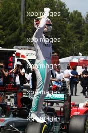 Lewis Hamilton (GBR) Mercedes AMG F1 W07 Hybrid celebrates his pole position in parc ferme. 14.05.2016. Formula 1 World Championship, Rd 5, Spanish Grand Prix, Barcelona, Spain, Qualifying Day.
