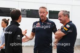 Remi Taffin (FRA) Renault Sport F1 Engine Technical Director with Jonathan Wheatley (GBR) Red Bull Racing Team Manager (Centre). 14.05.2016. Formula 1 World Championship, Rd 5, Spanish Grand Prix, Barcelona, Spain, Qualifying Day.