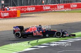 Daniil Kvyat (RUS) Scuderia Toro Rosso STR11 spins. 08.07.2016. Formula 1 World Championship, Rd 10, British Grand Prix, Silverstone, England, Practice Day.