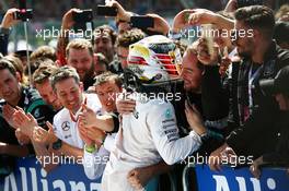 Race winner Lewis Hamilton (GBR) Mercedes AMG F1 celebrates with the team in parc ferme. 10.07.2016. Formula 1 World Championship, Rd 10, British Grand Prix, Silverstone, England, Race Day.