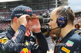 (L to R): Max Verstappen (NLD) Red Bull Racing with Gianpiero Lambiase (ITA) Red Bull Racing Engineer on the grid. 31.07.2016. Formula 1 World Championship, Rd 12, German Grand Prix, Hockenheim, Germany, Race Day.