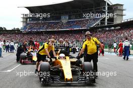 Kevin Magnussen (DEN) Renault Sport F1 Team RS16 on the grid. 31.07.2016. Formula 1 World Championship, Rd 12, German Grand Prix, Hockenheim, Germany, Race Day.