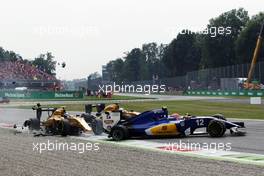 Crash involving Jolyon Palmer (GBR) Renault Sport F1 Team RS16, Felipe Nasr (BRA) Sauber C35, and Kevin Magnussen (DEN) Renault Sport F1 Team RS16. 04.09.2016. Formula 1 World Championship, Rd 14, Italian Grand Prix, Monza, Italy, Race Day.