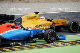 Kevin Magnussen (DEN) Renault Sport F1 Team RS16 and Esteban Ocon (FRA) Manor Racing MRT05 battle for position. 04.09.2016. Formula 1 World Championship, Rd 14, Italian Grand Prix, Monza, Italy, Race Day.