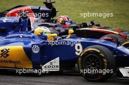 Marcus Ericsson (SWE) Sauber C35 and Daniil Kvyat (RUS) Scuderia Toro Rosso STR11 battle for position. 04.09.2016. Formula 1 World Championship, Rd 14, Italian Grand Prix, Monza, Italy, Race Day.