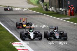 (L to R): Nico Hulkenberg (GER) Sahara Force India F1 VJM09 and Fernando Alonso (ESP) McLaren MP4-31 battle for position. 04.09.2016. Formula 1 World Championship, Rd 14, Italian Grand Prix, Monza, Italy, Race Day.