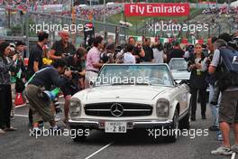 Lewis Hamilton (GBR) Mercedes AMG F1 W07 Hybrid on the drivers parade. 09.10.2016. Formula 1 World Championship, Rd 17, Japanese Grand Prix, Suzuka, Japan, Race Day.