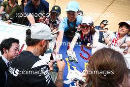 Lewis Hamilton (GBR) Mercedes AMG F1 signs autographs for the fans in the grandstand. 06.10.2016. Formula 1 World Championship, Rd 17, Japanese Grand Prix, Suzuka, Japan, Preparation Day.