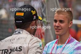 (L to R): Race winner Lewis Hamilton (GBR) Mercedes AMG F1 with Justin Bieber (CDN) Singer in parc ferme. 29.05.2015. Formula 1 World Championship, Rd 6, Monaco Grand Prix, Monte Carlo, Monaco, Race Day.