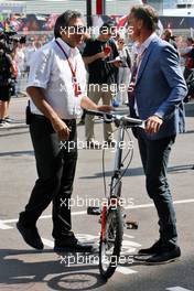 (L to R): Pasquale Lattuneddu (ITA) of the FOM with David Coulthard (GBR) Red Bull Racing and Scuderia Toro Advisor / Channel 4 F1 Commentator. 28.05.2016. Formula 1 World Championship, Rd 6, Monaco Grand Prix, Monte Carlo, Monaco, Qualifying Day.