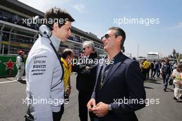 (L to R): Toto Wolff (GER) Mercedes AMG F1 Shareholder and Executive Director with Carlos Slim Domit (MEX) Chairman of America Movil on the grid. 30.10.2016. Formula 1 World Championship, Rd 19, Mexican Grand Prix, Mexico City, Mexico, Race Day.