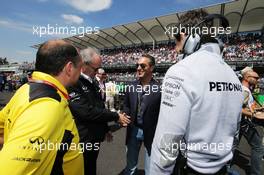 (L to R): Frederic Vasseur (FRA) Renault Sport F1 Team Racing Director with Jerome Stoll (FRA) Renault Sport F1 President; Carlos Slim Domit (MEX) Chairman of America Movil; and Toto Wolff (GER) Mercedes AMG F1 Shareholder and Executive Director, on the grid. 30.10.2016. Formula 1 World Championship, Rd 19, Mexican Grand Prix, Mexico City, Mexico, Race Day.