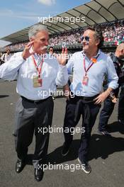 (L to R): Chase Carey (USA) Formula One Group Chairman with Alejandro Agag (ESP) Formula E Holdings CEO on the grid. 30.10.2016. Formula 1 World Championship, Rd 19, Mexican Grand Prix, Mexico City, Mexico, Race Day.