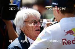Bernie Ecclestone (GBR) with Max Verstappen (NLD) Red Bull Racing on the grid. 30.10.2016. Formula 1 World Championship, Rd 19, Mexican Grand Prix, Mexico City, Mexico, Race Day.