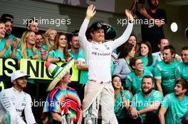 Nico Rosberg (GER) Mercedes AMG F1 and race winner Lewis Hamilton (GBR) Mercedes AMG F1 celebrate with the team. 30.10.2016. Formula 1 World Championship, Rd 19, Mexican Grand Prix, Mexico City, Mexico, Race Day.