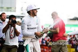 Race winner Lewis Hamilton (GBR) Mercedes AMG F1 celebrates with the team. 30.10.2016. Formula 1 World Championship, Rd 19, Mexican Grand Prix, Mexico City, Mexico, Race Day.