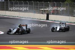 Sergio Perez (MEX) Force India F1 VJM09 and Felipe Massa (BRA) Williams Martini Racing FW38. 30.10.2016. Formula 1 World Championship, Rd 19, Mexican Grand Prix, Mexico City, Mexico, Race Day.