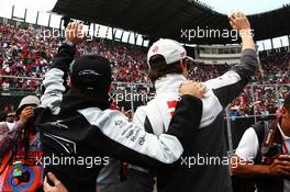 (L to R): Sergio Perez (MEX) Sahara Force India F1 with Esteban Gutierrez (MEX) Haas F1 Team on the drivers parade. 30.10.2016. Formula 1 World Championship, Rd 19, Mexican Grand Prix, Mexico City, Mexico, Race Day.