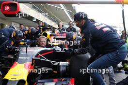 Daniel Ricciardo (AUS) Red Bull Racing practices a pit stop with the team. 27.10.2016. Formula 1 World Championship, Rd 19, Mexican Grand Prix, Mexico City, Mexico, Preparation Day.