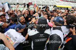 Sergio Perez (MEX) Sahara Force India F1 with fans. 27.10.2016. Formula 1 World Championship, Rd 19, Mexican Grand Prix, Mexico City, Mexico, Preparation Day.