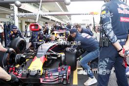 Daniel Ricciardo (AUS) Red Bull Racing practices a pit stop with the team. 27.10.2016. Formula 1 World Championship, Rd 19, Mexican Grand Prix, Mexico City, Mexico, Preparation Day.