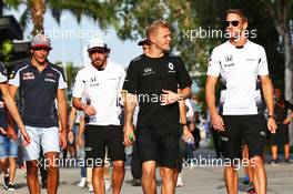 (L to R): Kevin Magnussen (DEN) Renault Sport F1 Team with Jenson Button (GBR) McLaren. 30.09.2016. Formula 1 World Championship, Rd 16, Malaysian Grand Prix, Sepang, Malaysia, Friday.