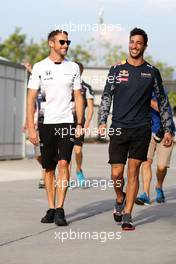 Jenson Button (GBR), McLaren Honda and Daniel Ricciardo (AUS), Red Bull Racing  30.09.2016. Formula 1 World Championship, Rd 16, Malaysian Grand Prix, Sepang, Malaysia, Friday.