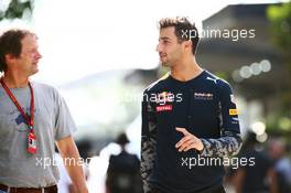 (L to R): Michael Schmidt (GER) Journalist with Daniel Ricciardo (AUS) Red Bull Racing. 30.09.2016. Formula 1 World Championship, Rd 16, Malaysian Grand Prix, Sepang, Malaysia, Friday.