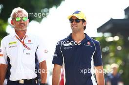(L to R): Beat Zehnder (SUI) Sauber F1 Team Manager with Felipe Nasr (BRA) Sauber F1 Team. 30.09.2016. Formula 1 World Championship, Rd 16, Malaysian Grand Prix, Sepang, Malaysia, Friday.