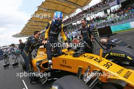 Jolyon Palmer (GBR) Renault Sport F1 Team RS16 on the grid. 02.10.2016. Formula 1 World Championship, Rd 16, Malaysian Grand Prix, Sepang, Malaysia, Sunday.