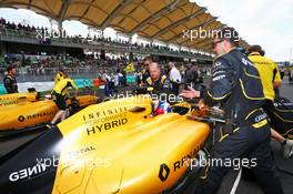 Jolyon Palmer (GBR) Renault Sport F1 Team RS16 on the grid. 02.10.2016. Formula 1 World Championship, Rd 16, Malaysian Grand Prix, Sepang, Malaysia, Sunday.