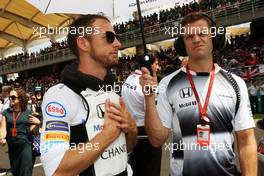 Jenson Button (GBR) McLaren on the grid with Mike Collier (GBR) Personal Trainer. 02.10.2016. Formula 1 World Championship, Rd 16, Malaysian Grand Prix, Sepang, Malaysia, Sunday.