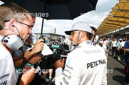 Lewis Hamilton (GBR) Mercedes AMG F1 on the grid. 02.10.2016. Formula 1 World Championship, Rd 16, Malaysian Grand Prix, Sepang, Malaysia, Sunday.