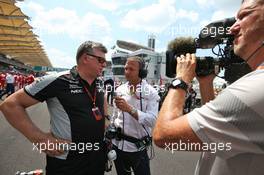 Otmar Szafnauer (USA) Sahara Force India F1 Chief Operating Officer with Townsend Bell (USA) NBC Sports Network TV Presenter on the grid. 02.10.2016. Formula 1 World Championship, Rd 16, Malaysian Grand Prix, Sepang, Malaysia, Sunday.