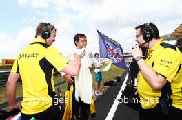 Jolyon Palmer (GBR) Renault Sport F1 Team on the grid with Jack Clarke (GBR) Driver and Physio (Left) and Julien Simon-Chautemps (FRA) Renault Sport F1 Team Race Engineer (Right). 02.10.2016. Formula 1 World Championship, Rd 16, Malaysian Grand Prix, Sepang, Malaysia, Sunday.