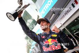 Race winner Daniel Ricciardo (AUS) Red Bull Racing celebrates with the team. 02.10.2016. Formula 1 World Championship, Rd 16, Malaysian Grand Prix, Sepang, Malaysia, Sunday.
