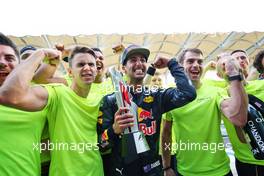 Race winner Daniel Ricciardo (AUS) Red Bull Racing celebrates with the team. 02.10.2016. Formula 1 World Championship, Rd 16, Malaysian Grand Prix, Sepang, Malaysia, Sunday.