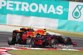 Daniel Ricciardo (AUS) Red Bull Racing RB12 and team mate Max Verstappen (NLD) Red Bull Racing RB12 battle for position. 02.10.2016. Formula 1 World Championship, Rd 16, Malaysian Grand Prix, Sepang, Malaysia, Sunday.