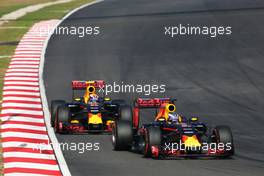 Daniel Ricciardo (AUS) Red Bull Racing RB12 leads team mate Max Verstappen (NLD) Red Bull Racing RB12. 02.10.2016. Formula 1 World Championship, Rd 16, Malaysian Grand Prix, Sepang, Malaysia, Sunday.