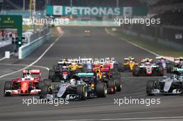 Lewis Hamilton (GBR) Mercedes AMG F1 W07 Hybrid leads at the start of the race. 02.10.2016. Formula 1 World Championship, Rd 16, Malaysian Grand Prix, Sepang, Malaysia, Sunday.