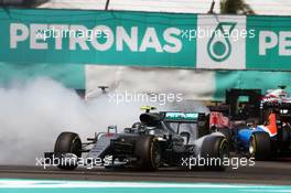 Nico Rosberg (GER) Mercedes AMG F1 W07 Hybrid recovers from being hit at the start of the race. 02.10.2016. Formula 1 World Championship, Rd 16, Malaysian Grand Prix, Sepang, Malaysia, Sunday.