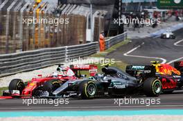 Sebastian Vettel (GER) Ferrari SF16-H, Nico Rosberg (GER) Mercedes AMG F1 W07 Hybrid, and Max Verstappen (NLD) Red Bull Racing RB12 collide at the start of the race. 02.10.2016. Formula 1 World Championship, Rd 16, Malaysian Grand Prix, Sepang, Malaysia, Sunday.