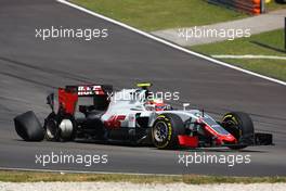 Esteban Gutierrez (MEX) Haas F1 Team VF-16 with a puncture at the start of the race. 02.10.2016. Formula 1 World Championship, Rd 16, Malaysian Grand Prix, Sepang, Malaysia, Sunday.