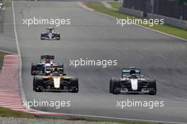 (L to R): Jolyon Palmer (GBR) Renault Sport F1 Team RS16 and Nico Rosberg (GER) Mercedes AMG F1 W07 Hybrid battle for position. 02.10.2016. Formula 1 World Championship, Rd 16, Malaysian Grand Prix, Sepang, Malaysia, Sunday.